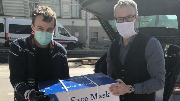 Pražská teplárenská rozdala přes sto tisíc roušek